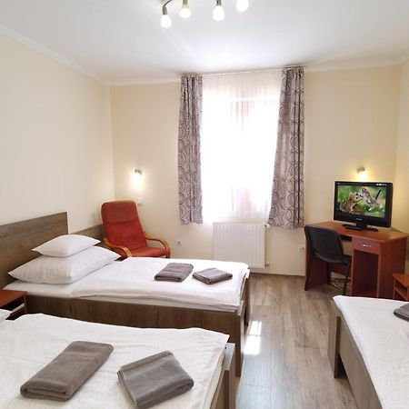 Kamilla Panzio Es Rendezvenyhaz Bed and Breakfast Balmazújváros Eksteriør billede