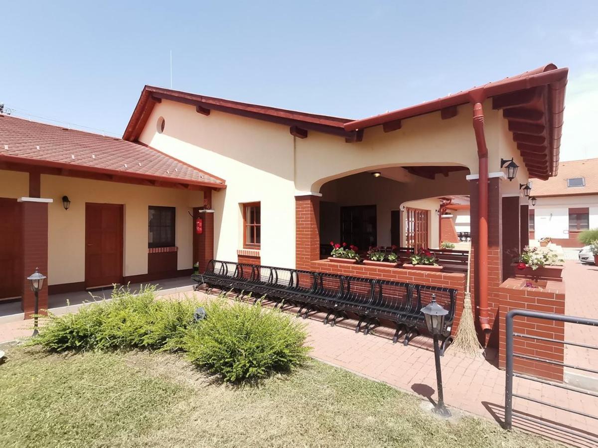 Kamilla Panzio Es Rendezvenyhaz Bed and Breakfast Balmazújváros Eksteriør billede