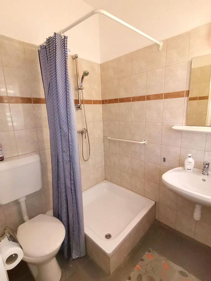 Kamilla Panzio Es Rendezvenyhaz Bed and Breakfast Balmazújváros Eksteriør billede