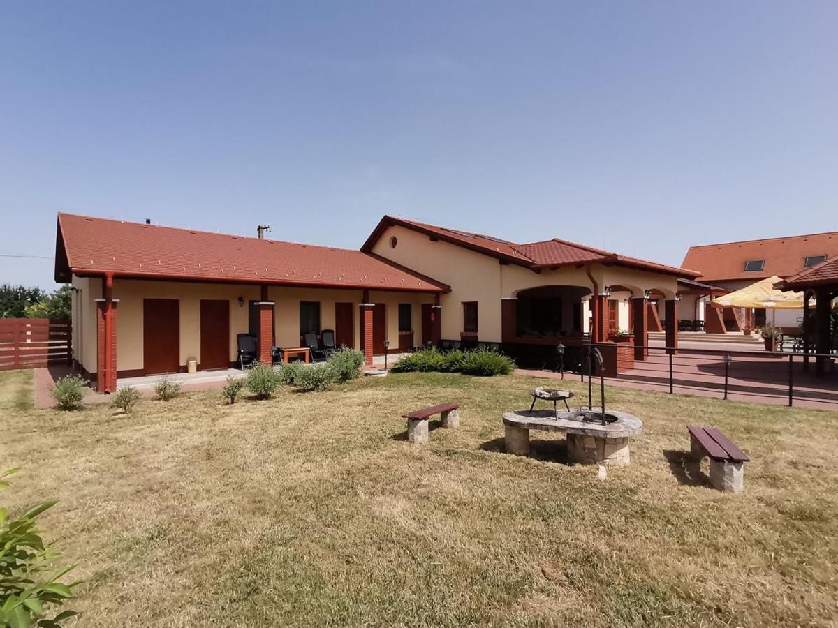 Kamilla Panzio Es Rendezvenyhaz Bed and Breakfast Balmazújváros Eksteriør billede
