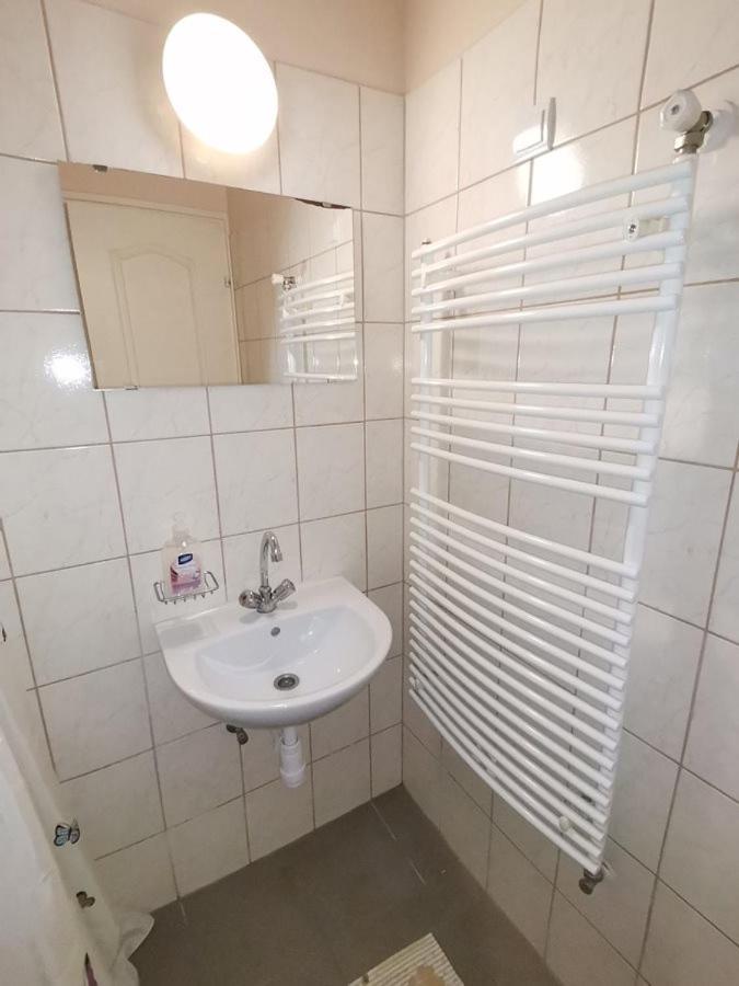 Kamilla Panzio Es Rendezvenyhaz Bed and Breakfast Balmazújváros Eksteriør billede
