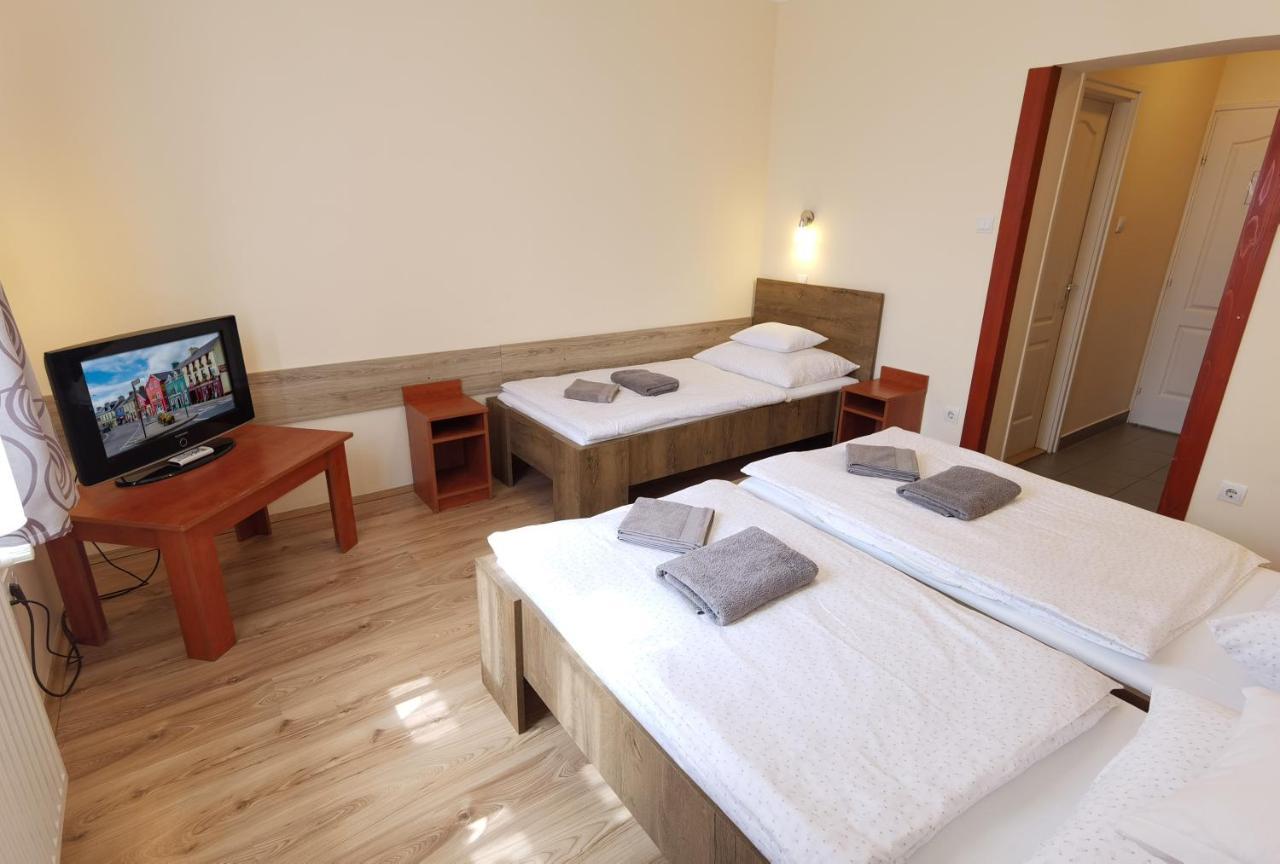 Kamilla Panzio Es Rendezvenyhaz Bed and Breakfast Balmazújváros Eksteriør billede