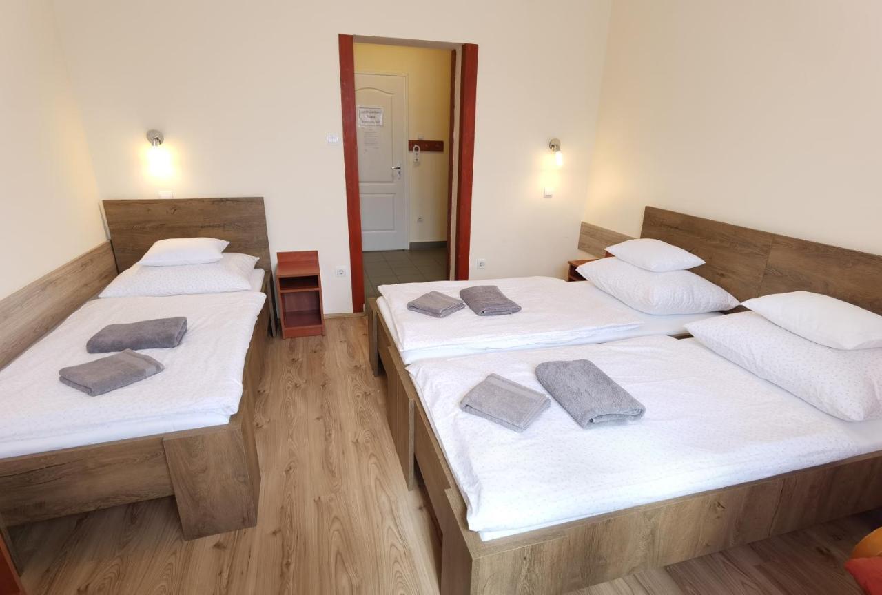 Kamilla Panzio Es Rendezvenyhaz Bed and Breakfast Balmazújváros Eksteriør billede