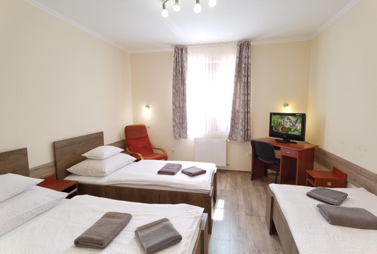 Kamilla Panzio Es Rendezvenyhaz Bed and Breakfast Balmazújváros Eksteriør billede