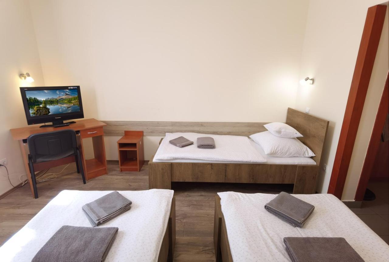 Kamilla Panzio Es Rendezvenyhaz Bed and Breakfast Balmazújváros Eksteriør billede