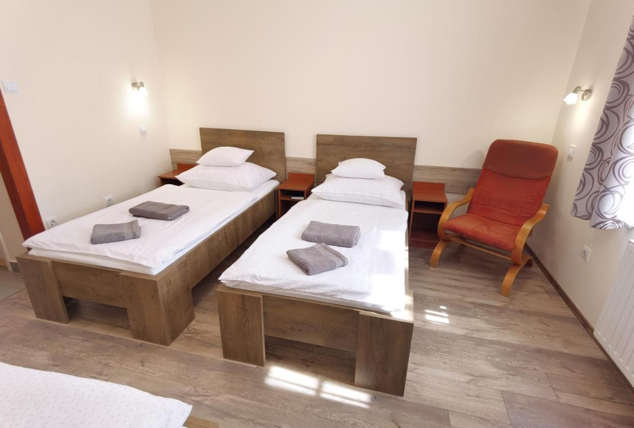 Kamilla Panzio Es Rendezvenyhaz Bed and Breakfast Balmazújváros Eksteriør billede