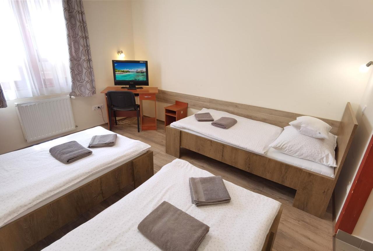 Kamilla Panzio Es Rendezvenyhaz Bed and Breakfast Balmazújváros Eksteriør billede