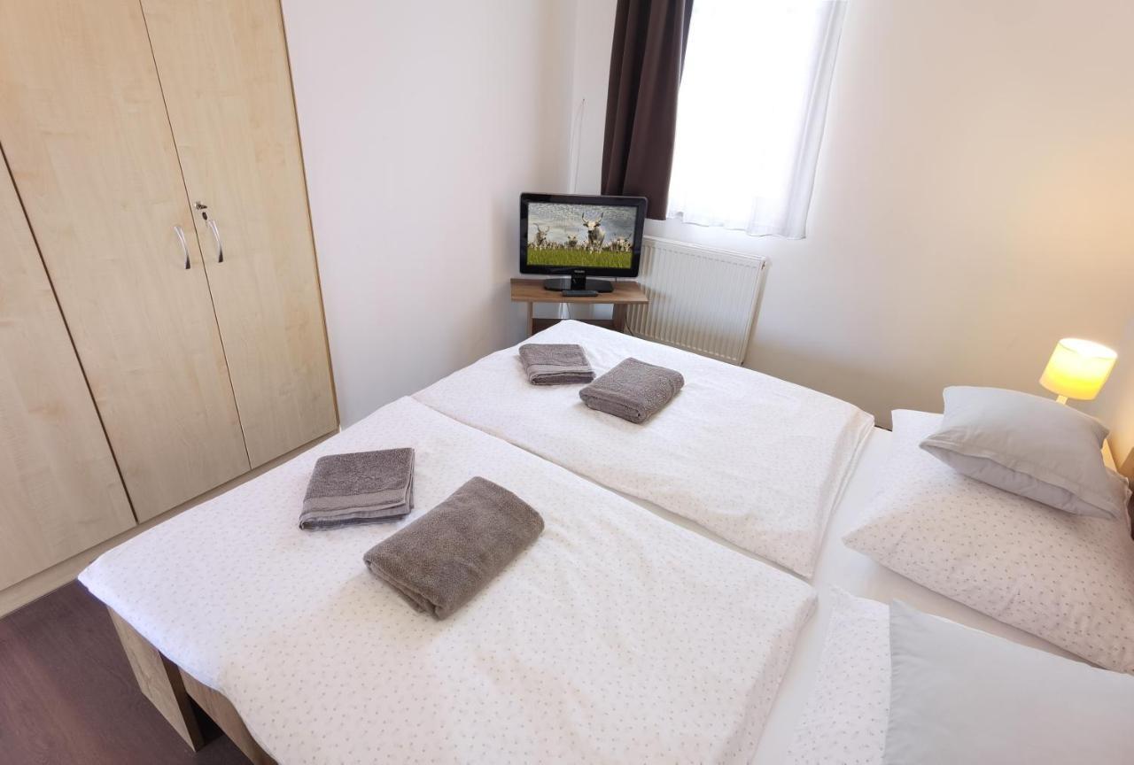 Kamilla Panzio Es Rendezvenyhaz Bed and Breakfast Balmazújváros Eksteriør billede