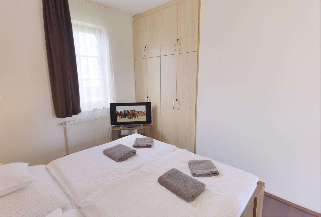 Kamilla Panzio Es Rendezvenyhaz Bed and Breakfast Balmazújváros Eksteriør billede