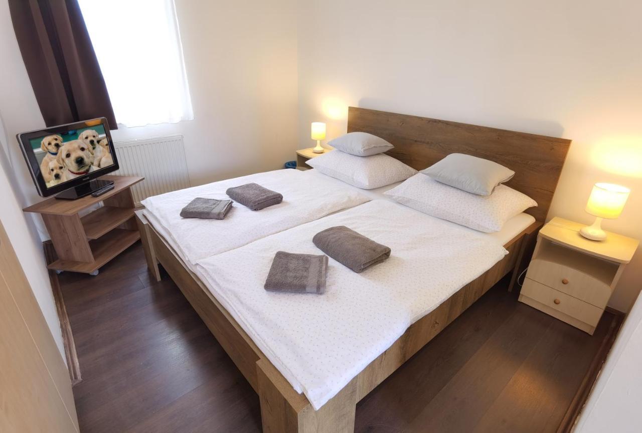 Kamilla Panzio Es Rendezvenyhaz Bed and Breakfast Balmazújváros Eksteriør billede